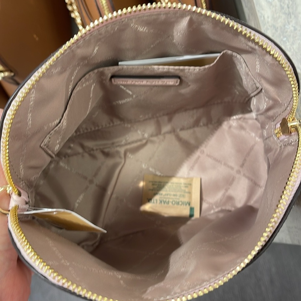 Michael Kors Jet Set Travel Md Color-Block Signature Logo Crossbody
Powder Blush - Picture 14 of 16